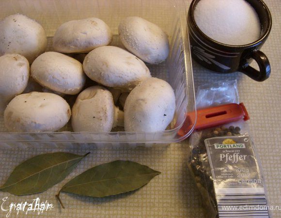 Грибы помыть и порезать на 4-6 частей.
Сложить в кастрюльку и залить водой. Добавить перец, соль и лавровый лист. Поставить на плиту и варить минут 15-20.