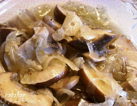 Из кастрюльки с отварными грибами слить грибной бульон и отложить в него немного грибочков (завтра я из этого сварю грибной суп). Горячие грибы переложить в салатник. Всё хорошо перемешать и попробовать. Добавить то, чего не хватает. Аккуратно утрамбовать грибочки в "маринад" ложечкой и  прикрыть салатник крышечкой (или блюдцем). Терпеливо ждать, когда всё остынет. Вот теперь всё. Приятного аппетита! 