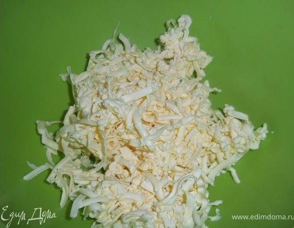 Натереть на крупной тертке маргарин