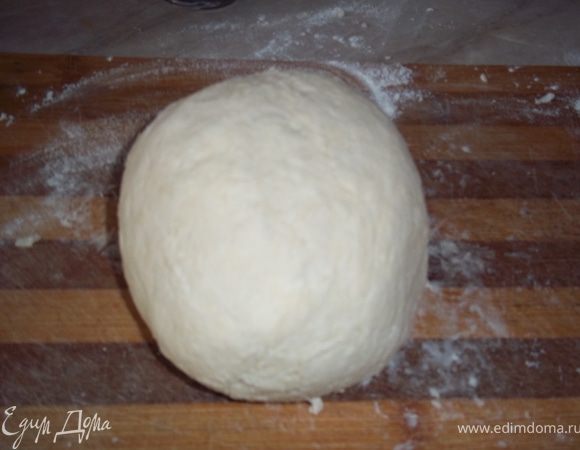 довавить к маргарину пиво и муку. Замесить тесто. Оно должно не липнуть к рукам, и мягким. Готовое тесто обвернуть пищевой пленкой и положить в холодильик на пару часов, чтобы хорошо охладилось, можно на час в морозилку.