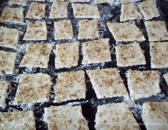 Выложить печенье на присыпанным мукой противень, и выпекать в разогретой до 220 градусов духовке до золотистого цвета. По истечению 5 минут из духовки донесется приятный запах пива, а это значит то на кухню скоро завалит муж...