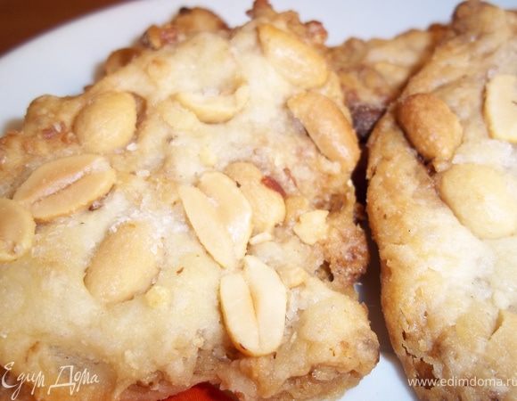 Как вариант в предстоящему ЕВРО 2012, присыпать расскатанный корж солью и арахисом, и выпекать при таком же температурном режиме, до золотистого цвета. Уверяю,ценители пивка оценят печенье с арахисом. Оно такое хрустяще, таев во рту, с арахисом, солененькое,  под пивусик.... все дальше не буду писать... 