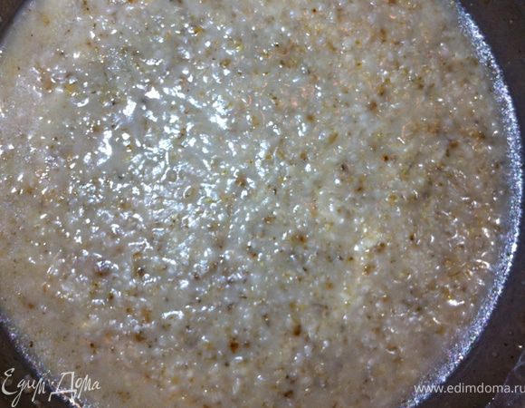 Берете кастрюлю или любую глубокую пиалу, насыпаете хлопья. Добавляете соль, сахар и масло. Заливаете кипятком.
Тщательно перемешиваете.
После этого накрываете крышкой, укутываете полотенцем и оставляете в таком виде на минут 15. потом полотенце снимаете,снимаете крышку и даете хлопьям остыть до слегка теплого состояния. 