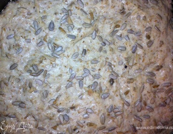 Добавляете муку и сухие дрожжи,семечки тщательно перемешиваете. Даете тесту немного подняться. После этого посыпаете сверху семечками