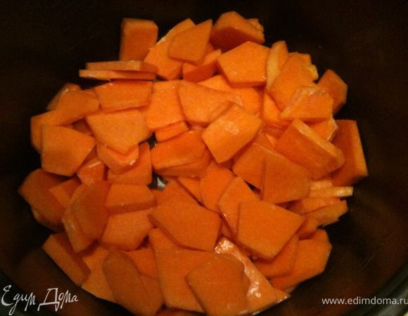 Тыкву почистить и порезать тонкими ломтиками.
