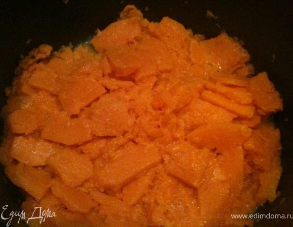 В кастрюльку мультиварки положить сливочное масло и обжарить тыкву на режиме "Выпечка" 15-20 минут. За это время она размягчится и потеряет вкус сырой тыквы.