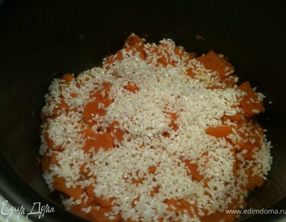 Рис промыть и добавить к тыкве.