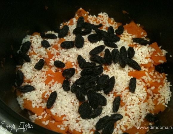 К рису и тыкве добавить промытый изюм.