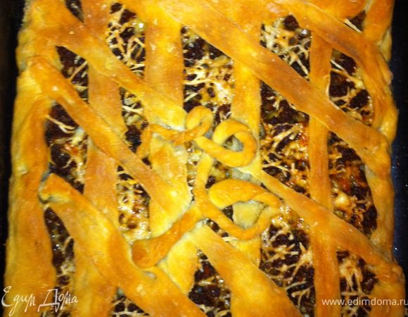 выкладываем тесто тонким слоем на противень или форму предварительно смазанную маслом.
кладем лук,фарш, сверху посыпаем сыром и либо закрываем еще одним слоем теста,либо украшаем полосочками.
отправляем пирог в разогретую до 200 градусов духовку и выпекаем минут 30,не больше
пирогу даем остыть и только после этого разрезаем

приятного аппетита!