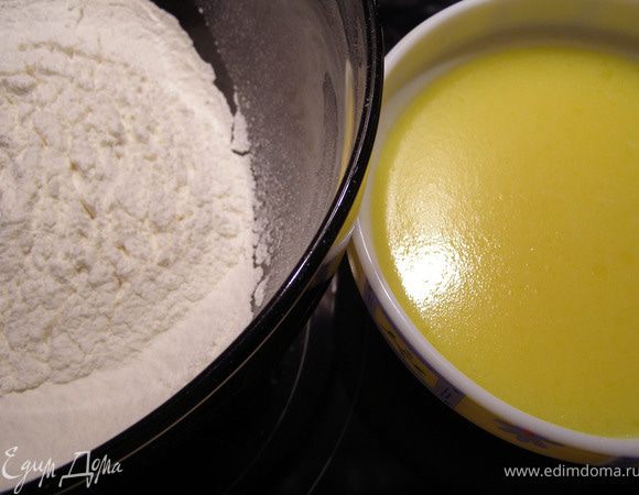 Просеять муку с солью и разрыхлителем.
В сотейнике нагреть молоко с 90 г масла.