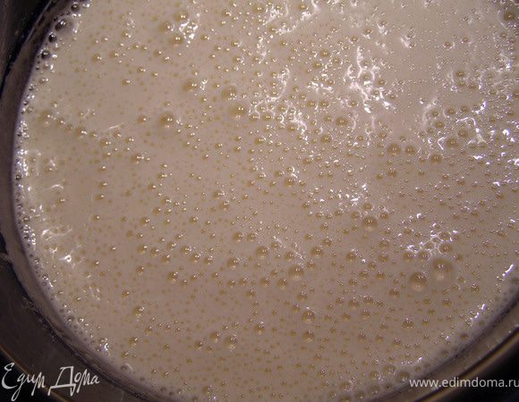 Взбивать яйца в пену, добавив обычный и ванильный сахар, в течение 5 минут.