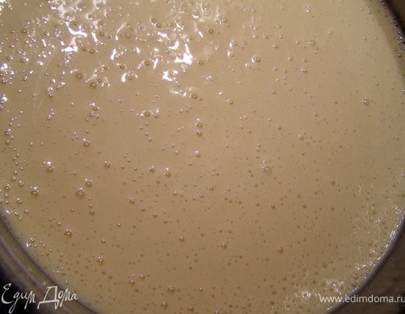 Затем постепенно добавить муку и молоко с маслом. Муки к предложенному количеству я добавила ещё 3 ст.л., так как тесто было ну очень жидкое. После добавления муки получилась консистенция жидкой сметаны.