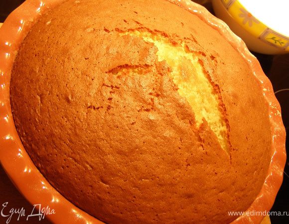 Форму для торта смазать оставшимся маслом (хватило и половины), присыпать мукой. Влить тесто. Выпекать в прогретой до 175 гр. духовке 40-45 мин. Я духовку прогрела до 185 гр., так как форма у меня керамическая толстостенная и нагревается медленно, в процессе приготовления убавила до 180 гр., но выпекался у меня пирог примерно 1 час 10 мин. Готовность проверяла как обычно, зубочисткой.