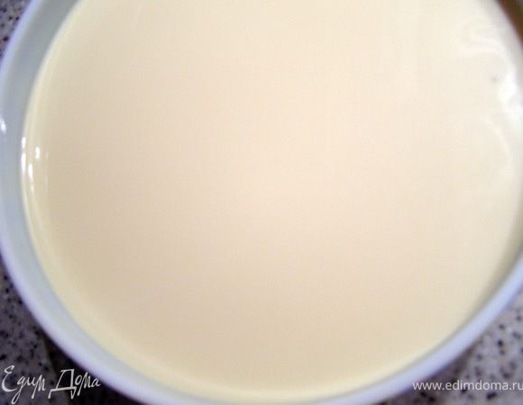 Вынуть основу торта из духовки, вилкой глубоко наколоть всю поверхность, оставить на 15 мин.
Для пропитки смешать до однородности все ингредиенты.