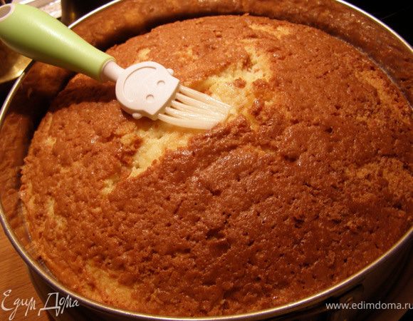 Полить равномерно основу пропиткой. Накрыть форму, остудить и поставить в холодильник на 3-8 ч. У меня торт стоял в холодильнике ночь. И теперь самое главное. Пропитки получился практически литр!!! Накалывать торт вилкой надо очень часто, буквально каждый сантиметр! Структура коржа такова, что ему от этой процедуры ничего не делается, как был высоким, так и остаётся. Но ложкой выливать пропитку не вышло, всё скатывалось, не успевая впитаться. Так что взяла кисточку, и лучше НЕ силиконовую, а волосяную, и пропитывала полчаса. В процессе пропитывания поняла, что торт надо из формы извлечь, иначе он потом к ней намертво прилипнет. Извлекла и поставила кольцо вокруг торта, чтобы он не распался при таком количестве жидкости. Впитал он всё!!! Но утром, после того, как достала из холодильника, немного сиропа он всё-таки "отдал", это видно на фото. В следующий раз я количество ингредиентов для пропитки уменьшу на четверть. И в пропитку я добавила кокосовый ром, обещала же я Римме кокос!:)))