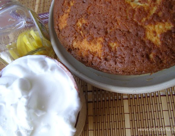 Приготовим глазурь. Смешаем в кастрюльке сахарную пудру с 1/4 стакана горячей воды до однородности, остудим. Белки взобьём в пышную пену и будем понемногу вливать сахарный сироп. Здесь мне показалось уместным добавить немного кислинки, благо был сироп из-под лимона.