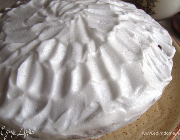 Убираем разъёмное кольцо, покрываем глазурью торт и ставим в холод на 1 час. Подаём торт с кофе.