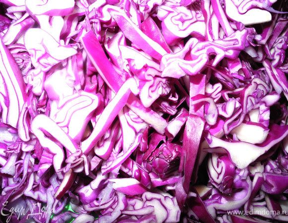 А поделюсь рецептами капусты.
Сначала тушеная. Шинкуем капусту. 