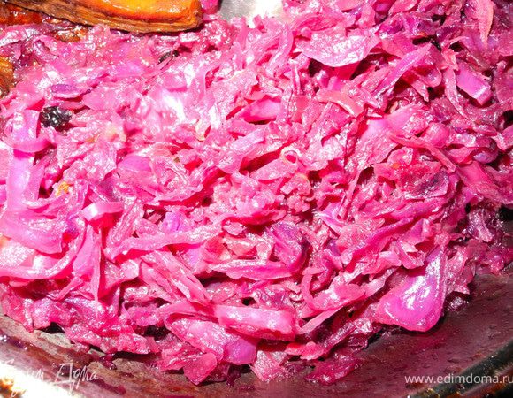 Добавляем обваренную кипятком (бланшированную) капусту, добавляем вино, тушим на среднем огне минут 10, добавляем немного сахара, соли, уксуса, специи, яблоко, натертое на крупной терке. Тушим до мягкости и выпаривания вина.
