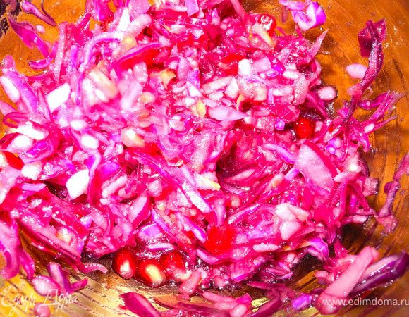 Салат: нашинковать капусту, пожамкать с солью, добавить лук полукольцами, немного кипятка. Чуть-чуть подержать и слить. Добавить мёд, тертое яблоко, зерна граната, бальзамический уксус, хорошенько перемешать и заправить растительным маслом (у меня было масло из виноградных косточек).