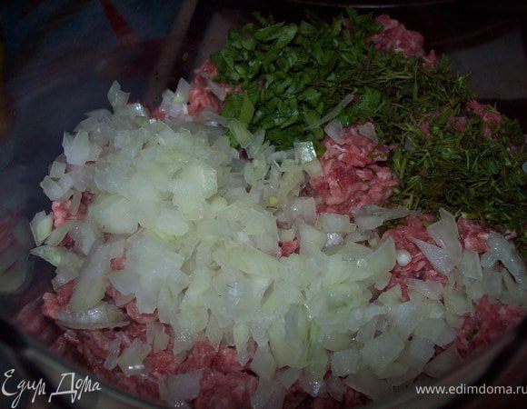 Фарш разморозить.) зелень помыть, обсушить и мелко нарубить. Лук нарезать мелким кубиком. все хорошенько перемешать