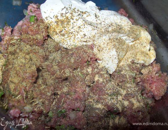 добавляем несколько ложек сметаны, соль, перец, и остальные специи. все хорошо перемешиваем