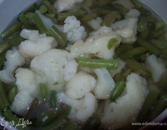 фасоль и цветную капусту варим в подсоленной воде до готовности