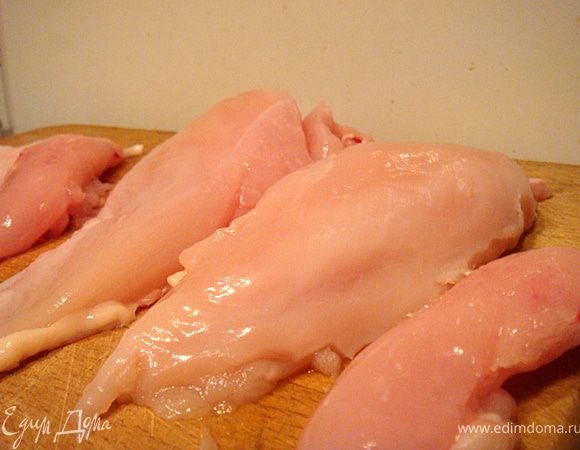 С куриной грудки снять кожицу и не выбрасывать.
