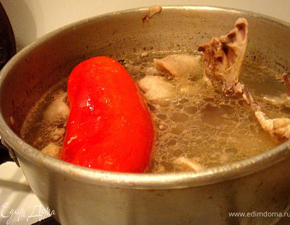 Отделить мясо от костей- из костей сварить бульон (без соли и всяких добавок)- варить на медленном огне 20 минут. В бульоне отварить целиком перец.
