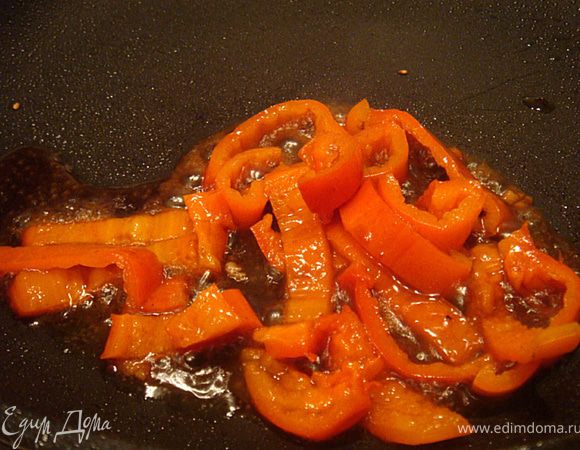 Обжарить на оливковом масле наши конвертики до золотистого цвета. Выложить порционно на тарелку.
На гарнир: Перец порезать полосочками-обжарить в 1 ст.л. соевого соуса и 1 ст.л. куриного бульона. Выложить на тарелку. Посыпать кунжутом.
