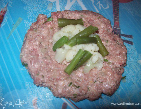 фарш разминаем в лепешечки на середины выкладываем фасоль и цветную капусту, соединяем края фарша и формируем котлеты