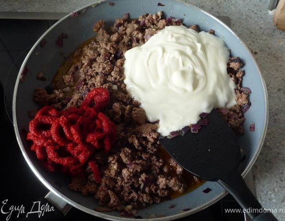 Добавить томат-пасту, йогурт и бульон. Перемешать и потушить минут 5-7.