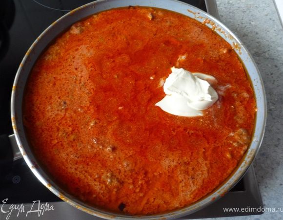 Снять сковороду с огня. Когда соус перестанет кипеть, добавить крем-фреш. Еще раз посолить, поперчить, добавить паприку и сахар.