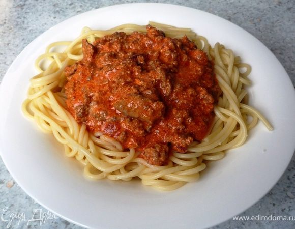 Выложить в тарелку спагетти, а сверху - соус. Приятного аппетита! 