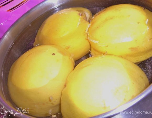 Айву помыть,срезать верхушку,вырезать сердцевину и бланшировать в кастрюльке с горячей водой.(я сделала уголки по краям,острым ножом) Вынуть айву и остудить.Сбрызнуть каждую айву лимонным соком*Айву не надо переваривать.Она должна держать форму.