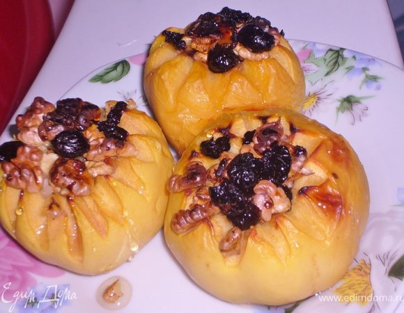 Заполнить каждую айву,полить немного мёдом.Уложить их в стеклянную,огнеупорную форму,налить немного воды.Запекать 20-25 мин. Приятного аппетита!