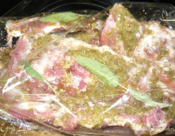 Рагу сложить в рукав для запекания, прямо туда влить маринад из лука и шалфея и хорошенько перемешать. На мясо, обмазанное этим маринадом, положить листики от оставшейся веточки шалфея. 
Оставить мариноваться на несколько часов. 