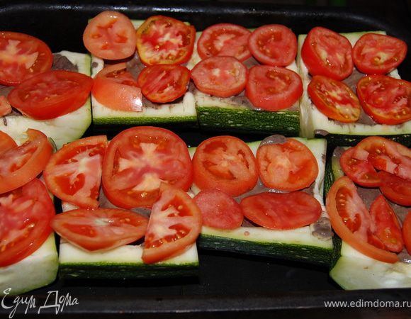 Готовим фарш,добавляем лук и специи. Грибы складываем в Блендер с 1 ложкой майонеза, и соль по вкусу, соус готов! Выкладываем на дно наших лодочек по 1 ч.ложки. и заполняем до верха фаршем. сверху снова соус. Помидорчики кольцами, слой майонеза и сыр, много сыра. 