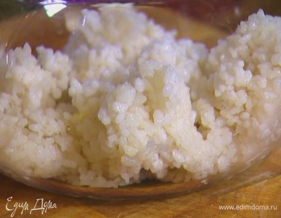 Рис заранее отварить согласно инструкции на упаковке и охладить (должно получиться 2 стакана вареного риса).
