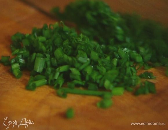 Шнитт-лук мелко порубить.