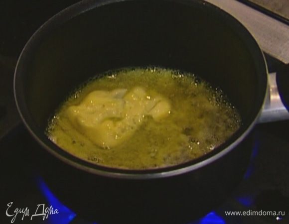 Все сливочное масло — и для теста, и для начинки — растопить.