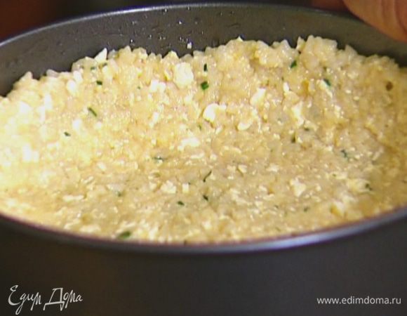 Разъемную форму для выпечки смазать растительным маслом, равномерно распределить рисовое тесто по дну и бортикам, чтобы в центре получилось углубление, и поставить в холодильник.