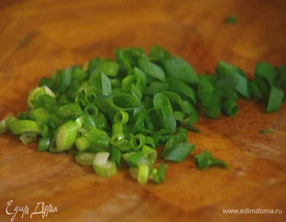 Зеленый лук мелко порезать.