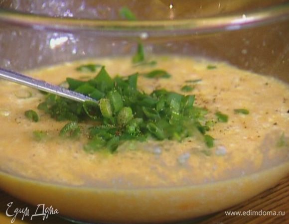 Приготовить начинку: соединить оставшиеся яйца, творог и растопленное сливочное масло, добавить зеленый лук, треть натертого сыра, посолить, поперчить и вымешать.