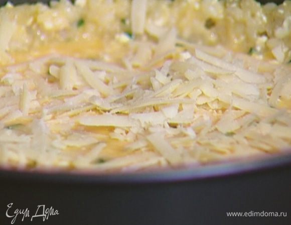 Форму с тестом вынуть из холодильника, выложить творожную начинку, сверху присыпать оставшимся сыром.