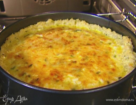 Выпекать пирог в разогретой духовке 40 минут.