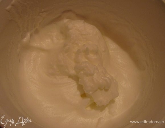 Коржи:
 Взбить белки с 1/3 стак. сахара до устойчивых пиков.Естественно,в наших магазинах винного камня мне найти не удалось,но прочла в инете,что его можно заменить на лимонную кислоту.Винный камень является стабилизатором белков при взбивании.Но я думаю у кого большой опыт в этом деле(я имею в виду взбивание белков)можно обойтись и без этого вовсе.