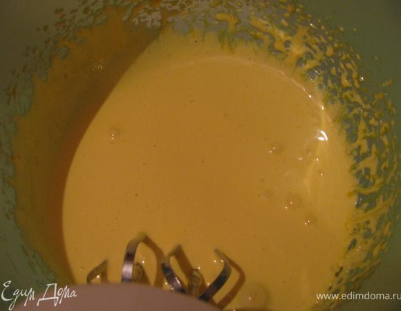 Желтки смешать с оставшимся сахаром и взбивать, пока масса не посветлеет.