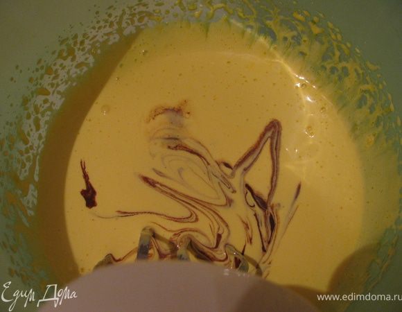 Продолжая взбивать, добавить растворённое в горячей воде какао к желткам.