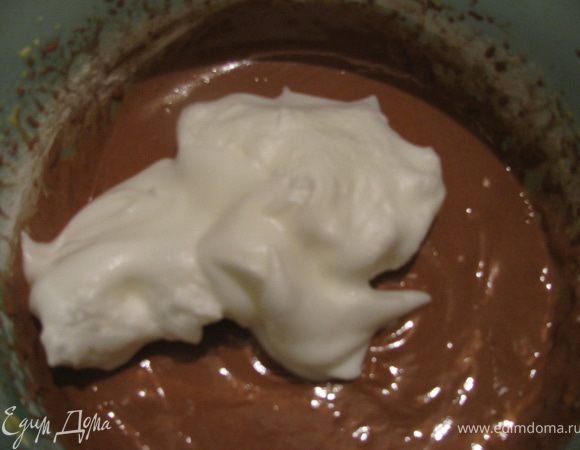 Добавить взбитые белки в 3 приёма.